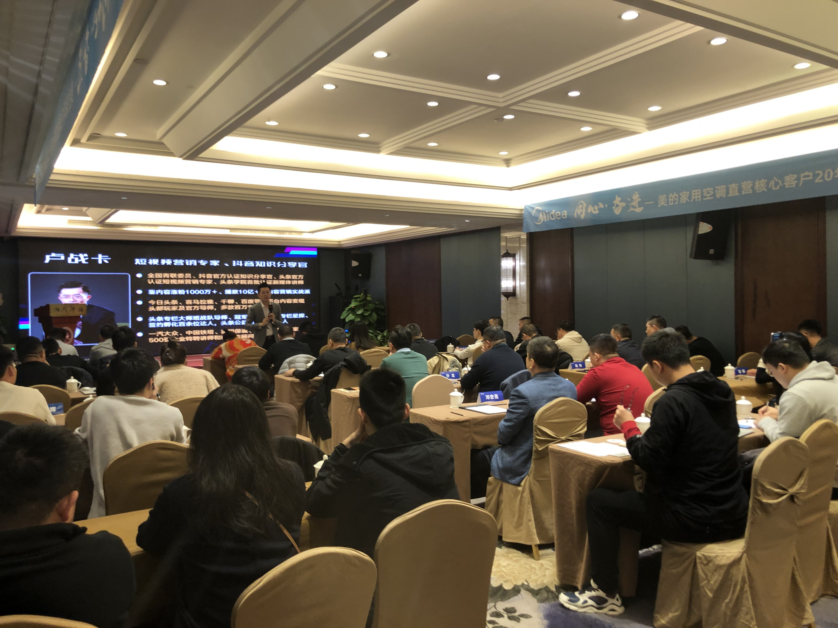 爱游戏-包含今晨欧联焦点战,犹他爵士主帅复盘,话题不断,赛程密集仍需轮换的词条